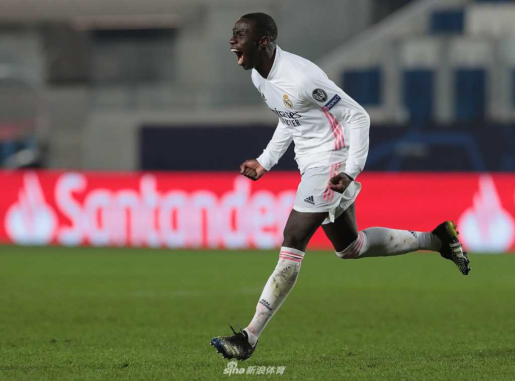 进球的弗兰德·门迪被狂喜的皇马队友们紧紧围住，莫德里奇、卡塞米罗等人纷纷冲上来拍打着他的肩膀和脑袋，共同庆祝这粒价值千金的绝杀进球，团队足球的魅力在这一刻绽放得淋漓尽致。