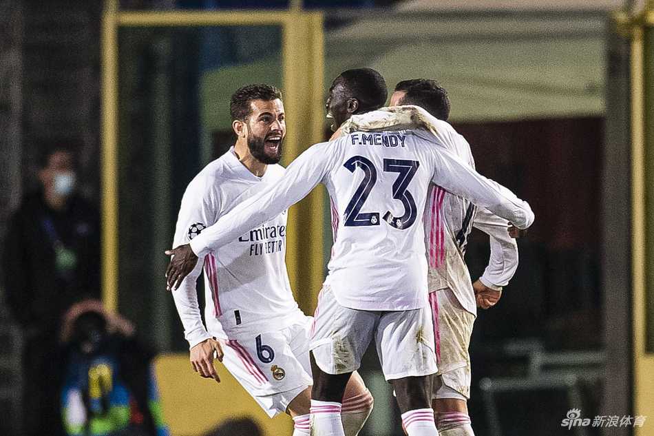 皇马中场核心卢卡·莫德里奇在亚特兰大防守球员的贴身逼抢下，依然优雅地用脚后跟完成了一次出人意料的磕球转身，他飘逸的金发和专注的眼神，定格了大师级中场在重压下的从容与创造力。