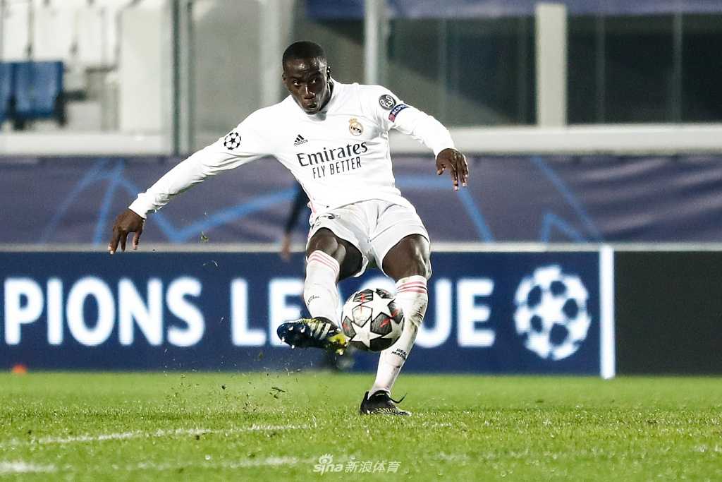 远道而来的皇马远征军球迷们在看台上激情庆祝，他们挥舞着围巾和旗帜，脸上洋溢着难以抑制的喜悦，与场上球员们的激动心情遥相呼应，共同构成了这个欧冠之夜最温暖的画面。