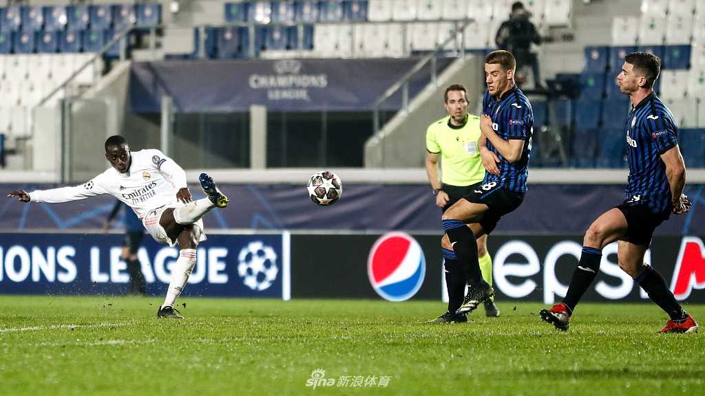 打入绝杀世界波的弗兰德·门迪被评选为全场最佳球员，他手捧奖杯站在场边，脸上带着谦逊而满足的微笑，背景是灯光璀璨的球场，这一刻属于这位法国带刀侍卫。