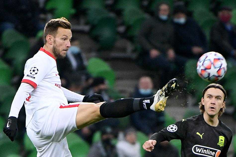 万德森破门后张开双臂肆意奔跑，脸上洋溢着创造历史的喜悦，队友们疯狂追逐与他相拥