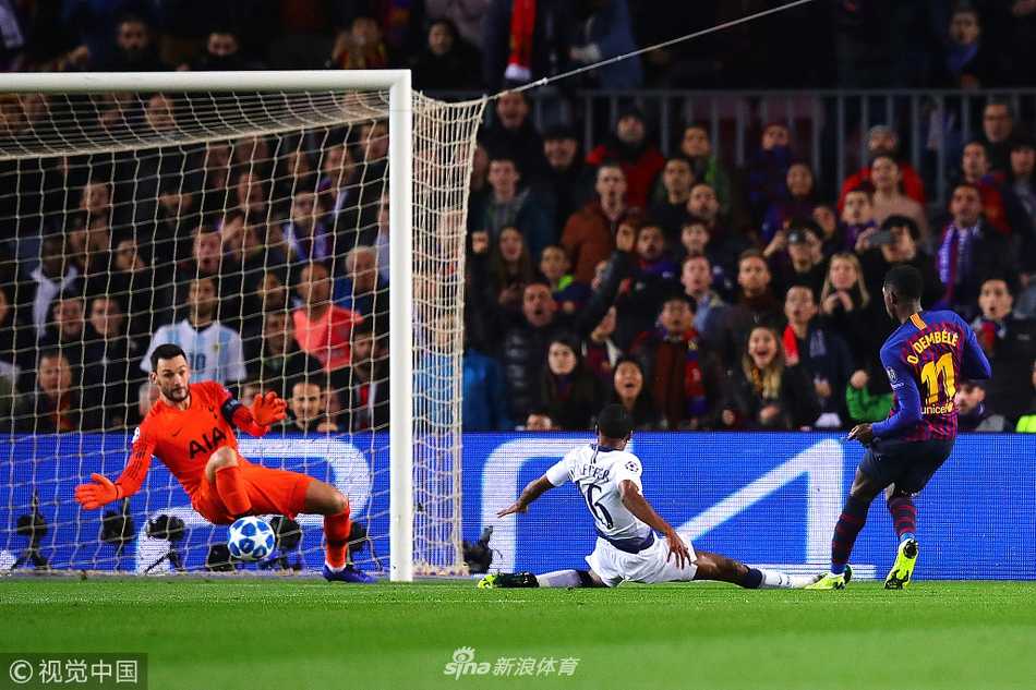 欧冠经典战:巴萨1-1热刺,登贝莱世界波,梅西替补难破局 登贝莱进球后与队友阿尔巴、朗格莱等紧紧相拥,共同庆祝这个打破僵局的宝贵进球