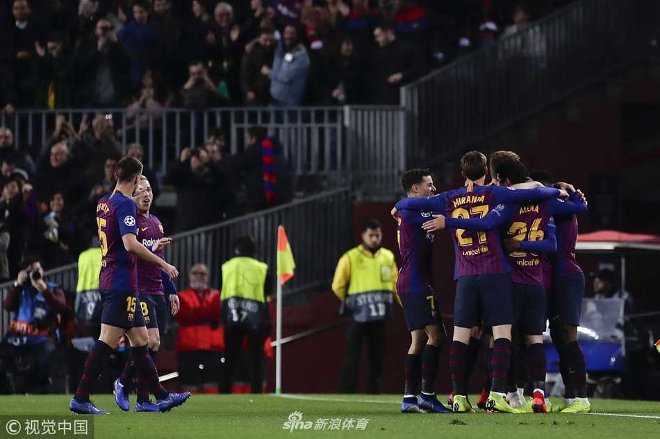 欧冠经典战:巴萨1-1热刺,登贝莱世界波,梅西替补难破局 法国红星登贝莱轰入世界波后,张开双臂激情滑跪,诺坎普球场为他沸腾