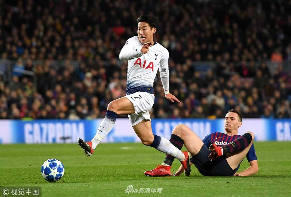 欧冠经典战:巴萨1-1热刺,登贝莱世界波,梅西替补难破局 下半场替补登场的梅西,在多名热刺球员的包夹下依然从容带球突破,试图撕开防线