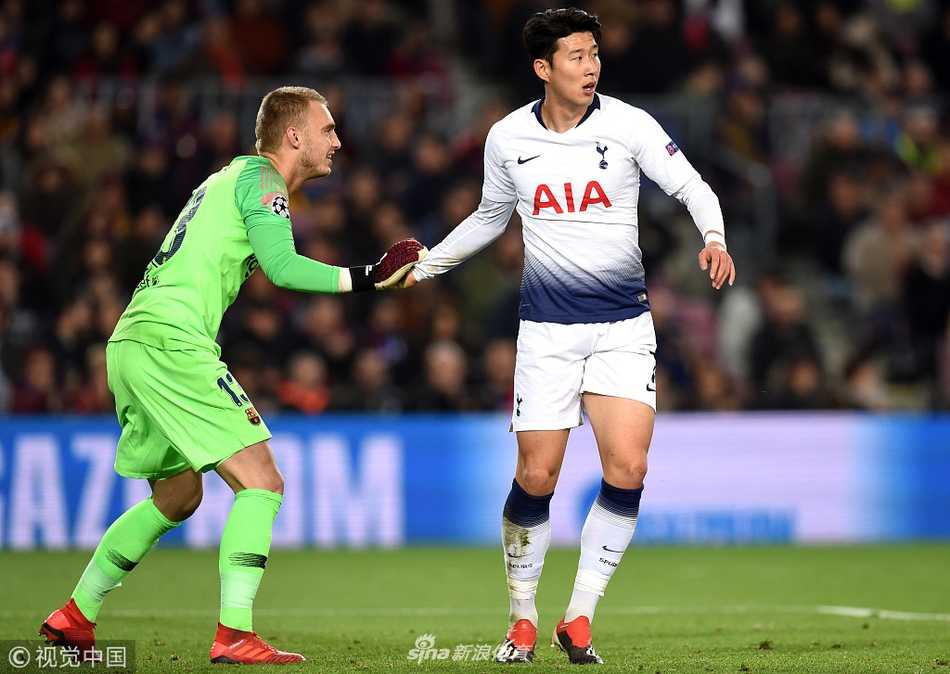 欧冠经典战:巴萨1-1热刺,登贝莱世界波,梅西替补难破局 热刺队长哈里·凯恩在对方禁区内背身拿球,试图在巴萨后卫的严密防守下转身完成射门