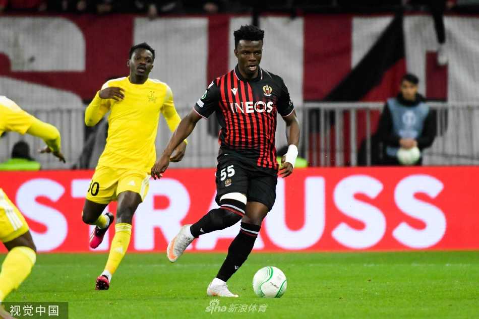 比赛结束后，尼斯队球员与教练组围成一圈相互击掌鼓励，看台上的主场球迷起立鼓掌，营造出胜利的欢庆海洋。