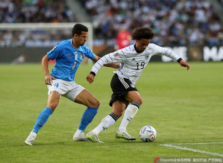 德国队队长诺伊尔飞身侧扑，单掌将意大利球员迪马尔科一记势在必得的远射挡出底线，力保球门不失。