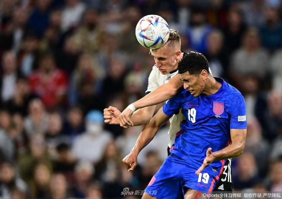 德国队球员乔纳斯·霍夫曼进球后张开双臂狂奔庆祝，背景是神情失落的英格兰门将皮克福德和防守球员。