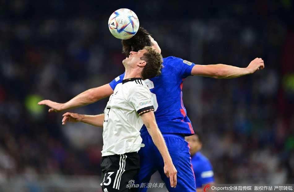 英格兰队长哈里·凯恩在点球点前全神贯注，准备主罚关键点球，德国门神诺伊尔在门线上严阵以待。