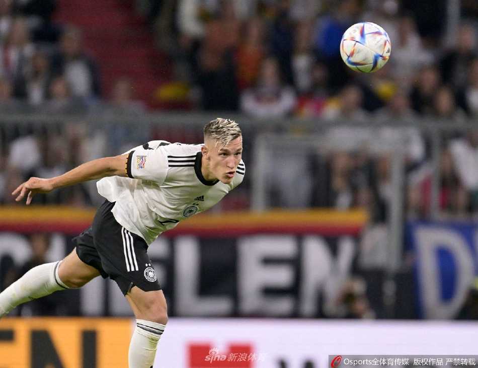 德国门将曼努埃尔·诺伊尔飞身侧扑，单手将英格兰队一次极具威胁的射门拒之门外。