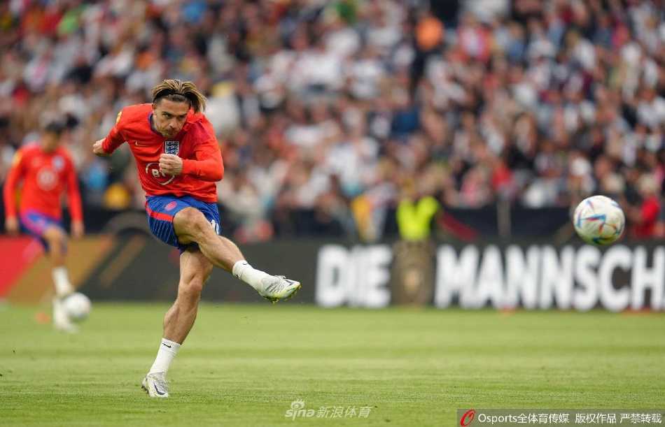 比赛结束后，双方球员在场上相互致意，德国队球员霍夫曼与英格兰队球员凯恩边走边交流。