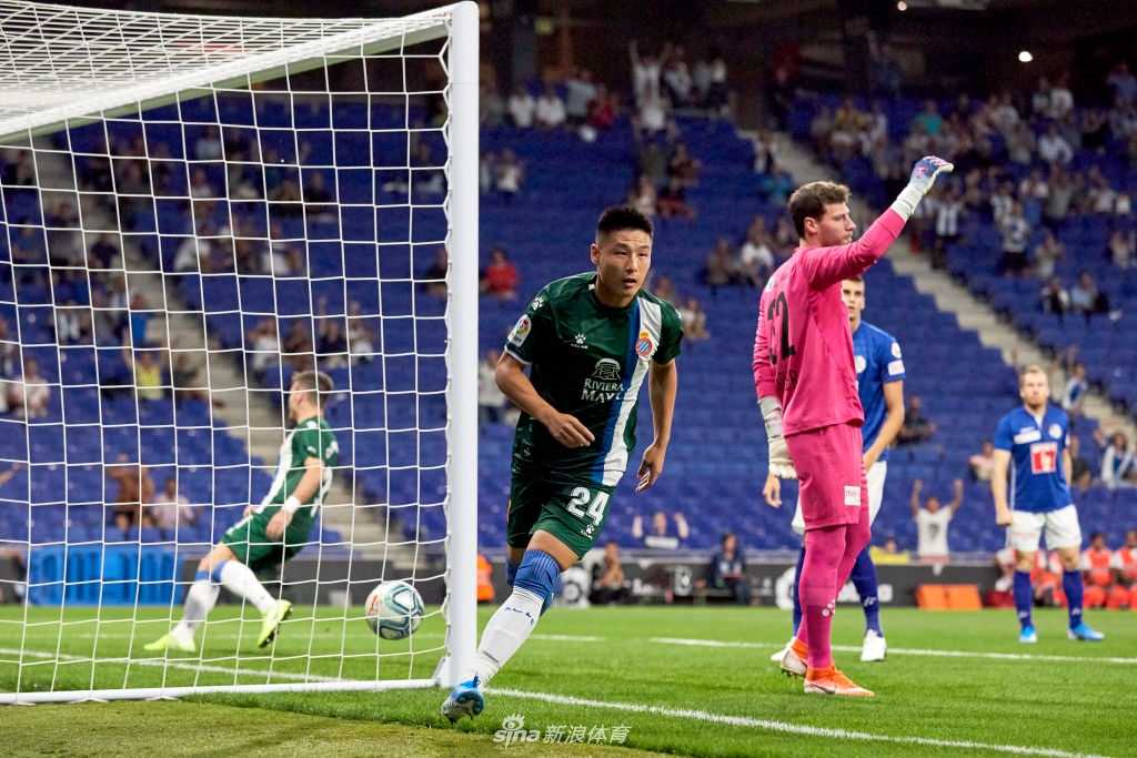 开场仅两分多钟，武磊在人群中高高跃起，一记强有力的头球攻门，皮球应声入网，整个球场瞬间沸腾。