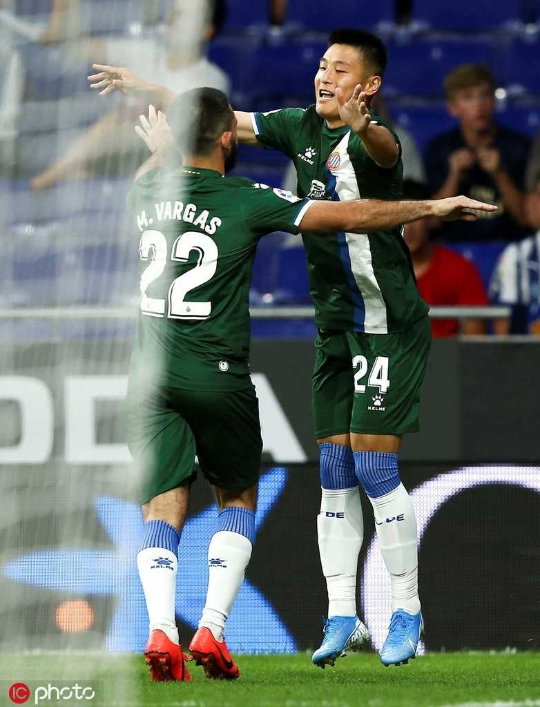 武磊高高跃起头球攻门的瞬间，身体在空中舒展，姿态优美，仿佛摆脱了地心引力，时间在这一刻定格。