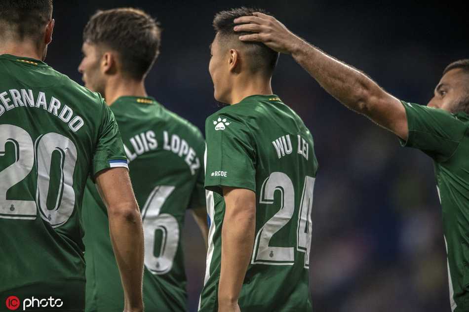 武磊与老将格拉内罗紧紧相拥，两位“西班牙人”的战友之情在这一刻溢于言表，无需太多言语。