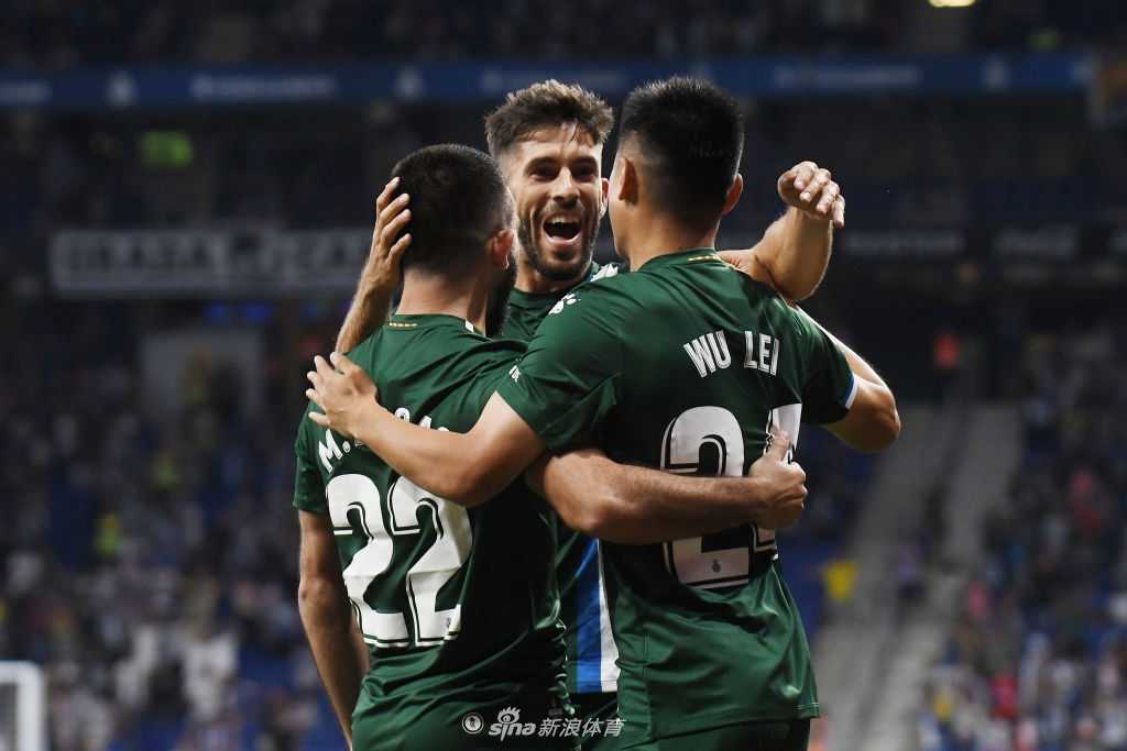 队友们纷纷上前与武磊击掌相庆，每个人的脸上都带着真挚而喜悦的笑容，团队的凝聚力和战斗精神在此刻展现得淋漓尽致。