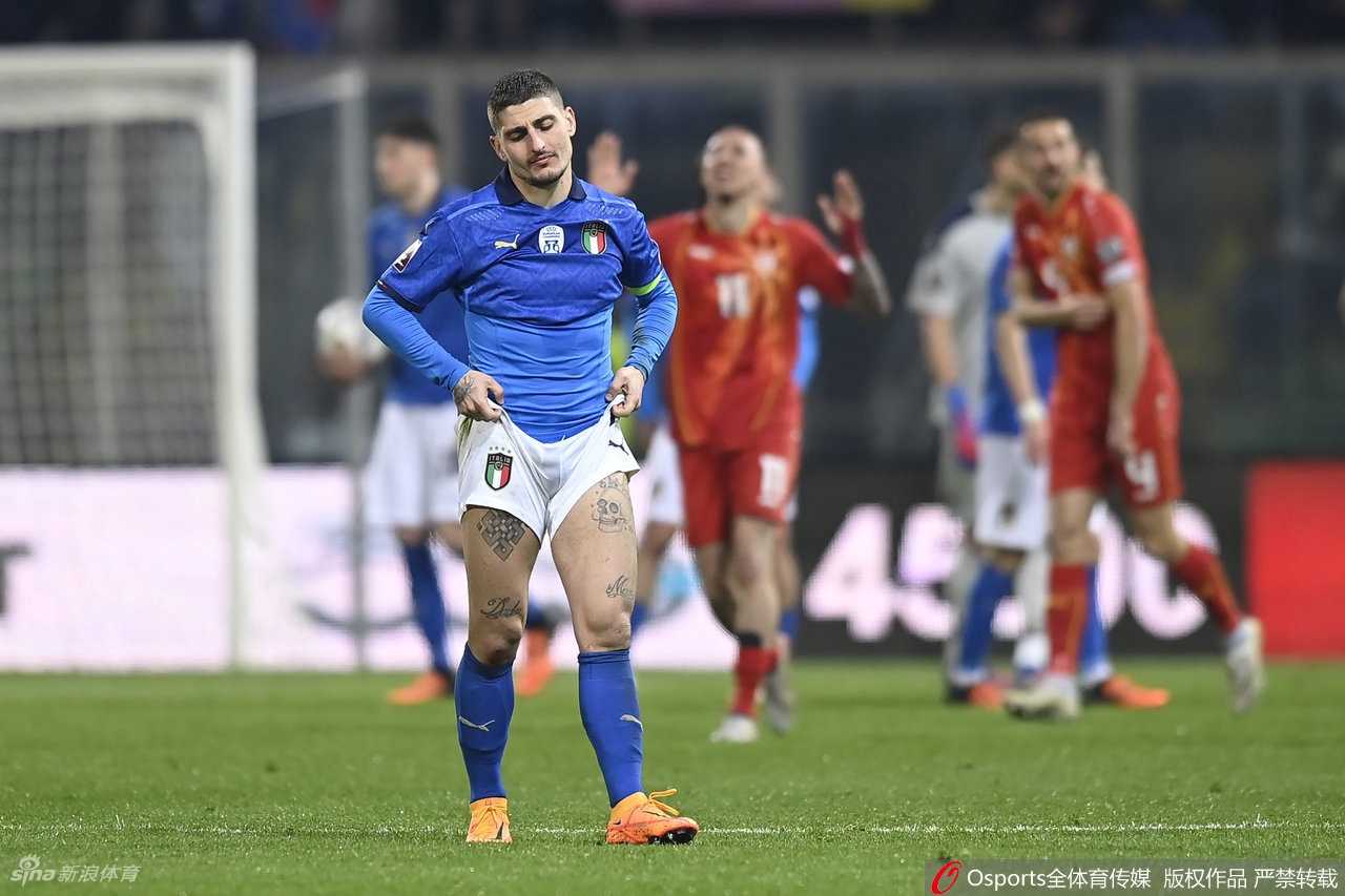 终场哨响后，意大利球员因莫比莱瘫坐在草地上，双手掩面，难以置信的绝望之情溢于言表，背景是欢庆的北马其顿队员。