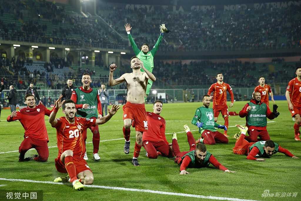 意大利主帅曼奇尼身穿黑色大衣，独自伫立在球场边线，背影在空旷的球场和灯光下显得无比孤独与沉重。