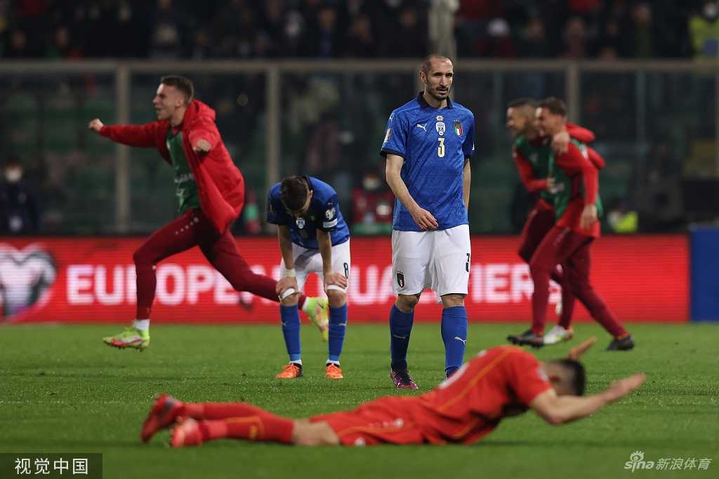 意大利队长基耶利尼在赛后神情落寞，眼神空洞地望着远方，这位老将的最后一次世界杯梦想就此彻底破灭。