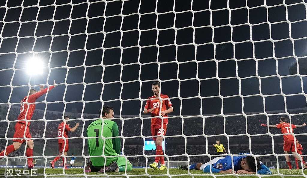 比赛最后时刻，北马其顿队员围成一圈紧紧相拥庆祝胜利，而背景里依稀可见意大利球员茫然失神的身影。