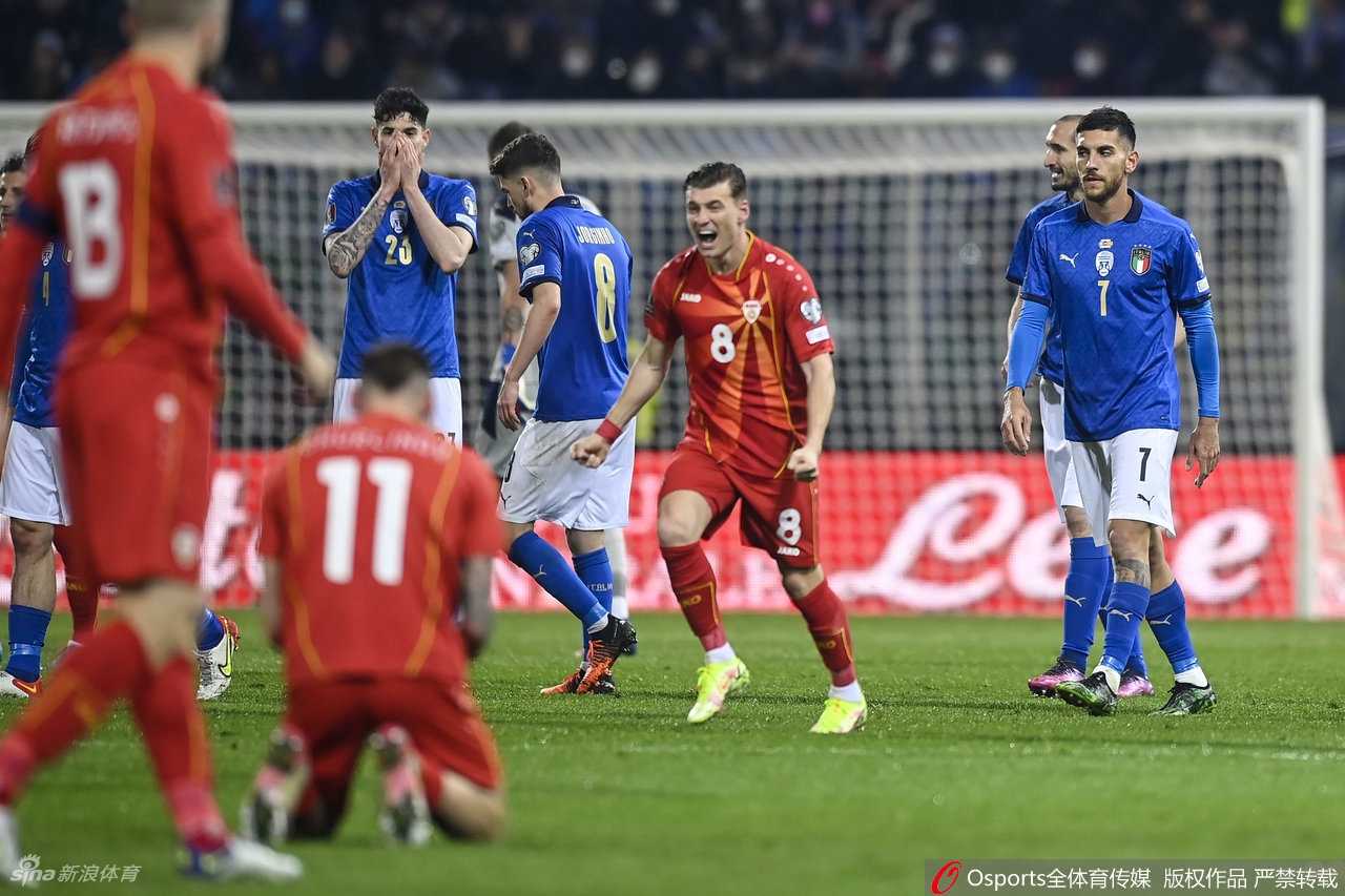 看台上，一位身穿意大利球衣的小球迷伤心落泪，身旁的父亲搂着他进行安慰，这一幕见证了足球带给一个国家的喜悦与悲伤。