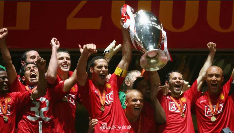 利物浦球员在伊斯坦布尔奇迹之夜后激情庆祝，队长杰拉德振臂高呼，背景是巨大的欧冠奖杯，红色海洋席卷整个阿塔图尔克奥林匹克体育场，六度登顶的荣耀让红军传奇永载史册