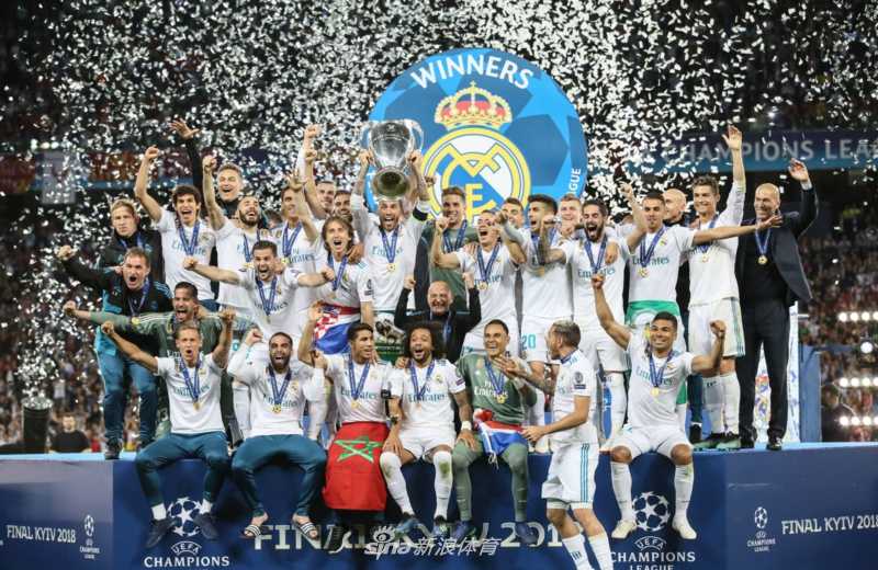 皇家马德里队长拉莫斯高举大耳朵杯，漫天银色彩带飞舞，全队簇拥下庆祝队史第十三座欧冠冠军的辉煌瞬间，伯纳乌的荣耀在这一刻定格