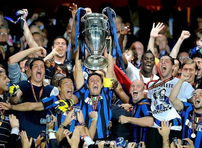 AC米兰传奇队长马尔蒂尼在雅典奥林匹克球场捧起欧冠奖杯，眼含热泪，红黑间条衫在灯光下闪耀，背景是漫天烟火，这是属于圣西罗王者的永恒瞬间