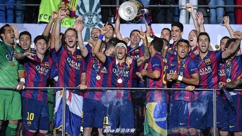 曼联与国际米兰的传奇球员在欧冠赛场上交换队旗，两支三冠王球队的相遇总是充满历史厚重感，无论是红魔的激情还是蓝黑军团的坚韧，都曾照亮欧洲夜空