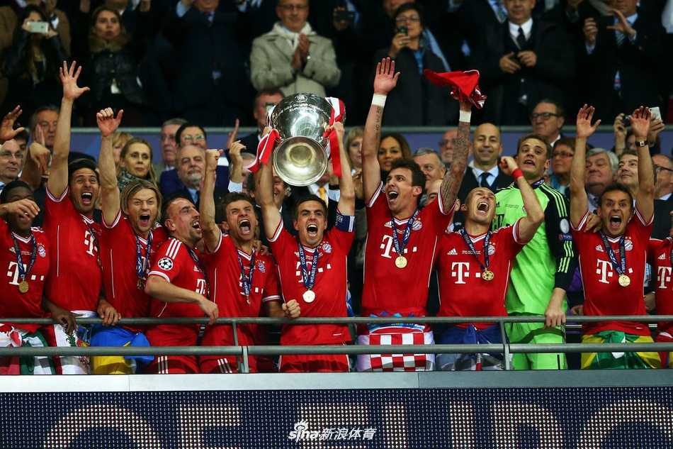 阿贾克斯青年军球员在进球后拥抱庆祝，他们脸上洋溢着青春与自信，背后是热情的球迷，这支四夺欧冠的豪门正用行动宣告青训力量在欧洲赛场的崛起