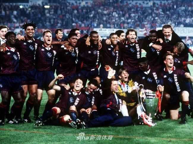 拜仁慕尼黑与巴塞罗那在欧冠赛场激烈拼抢瞬间，双方球员眼神专注，肌肉紧绷，两支五冠王球队的每一次交锋都代表着欧洲足球的最高水平碰撞