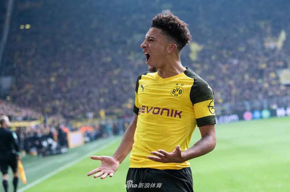 姆巴佩边路高速突破后抬头观察队友跑位，即将送出一记致命横传