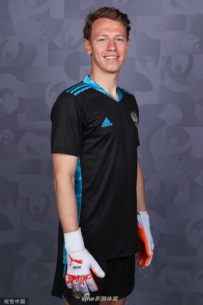 队长久巴与队友马里奥·费尔南德斯在拍摄间隙并肩而立，一个如铁塔般巍峨，一个如猎豹般敏捷，两人的合影彰显了俄罗斯队前场与后防的支柱力量。