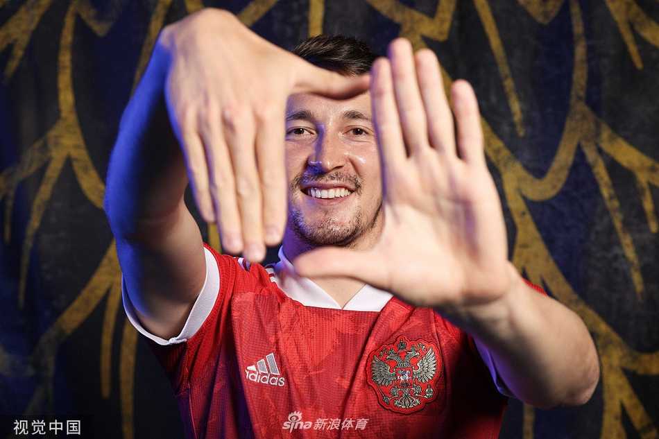 莫斯科正午的阳光下，俄罗斯国家队众将身着全新主场红色战袍，在主帅切尔切索夫的带领下，以斯巴达克体育场为背景，眼神坚毅地拍摄欧洲杯官方全家福。