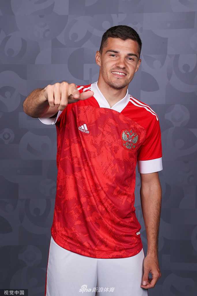 后防中坚日基亚与队友迪维耶夫在训练场上并肩奔跑，汗水在阳光下闪闪发光，坚毅的表情诉说着他们誓要筑起钢铁长城的决心。