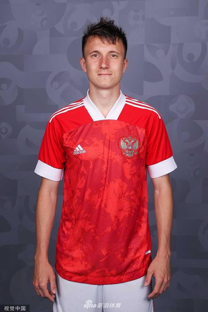 中场发动机戈洛文独自站在看台阴影与阳光的交界处，他脚下的足球仿佛蓄势待发的炮弹，准备在即将到来的欧洲杯赛场上撕破对手防线。