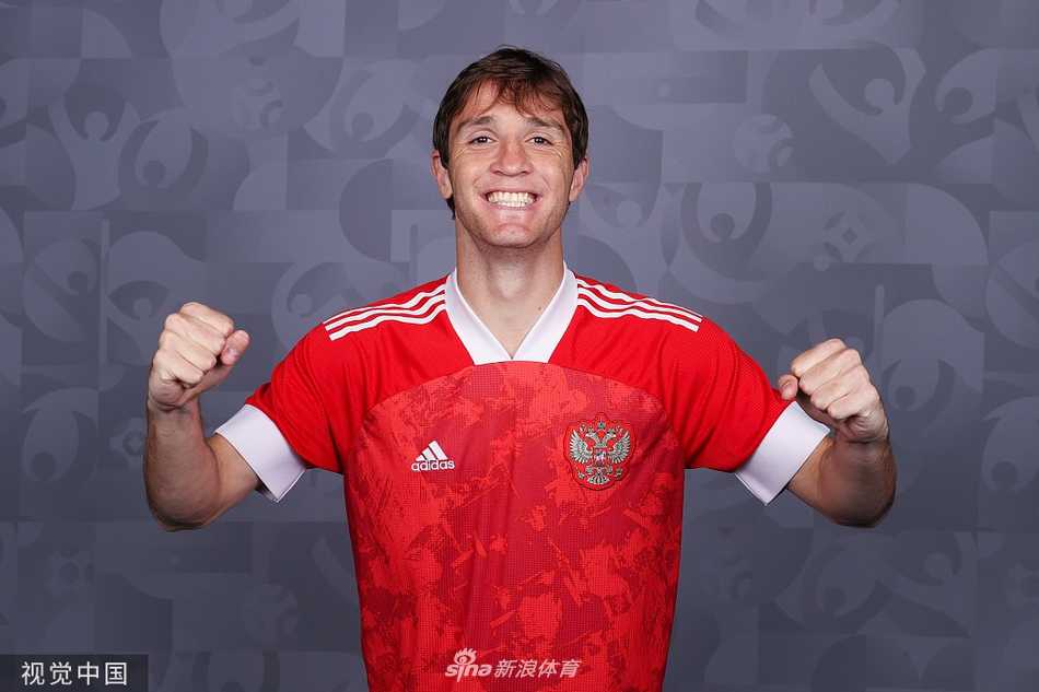 拍摄尾声，全队在草坪上围成一圈互相鼓劲，红色的球衣连成一片炙热的海洋，在莫斯科的蓝天映衬下，这团结一心的一幕被永久定格。