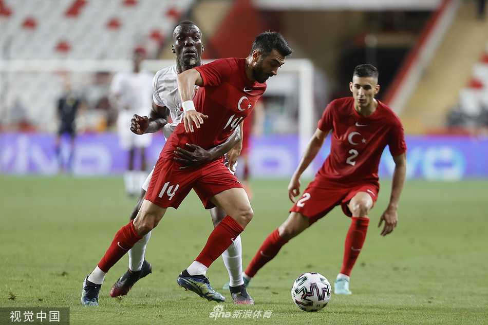 几内亚门将化身防线上的舞者，以不可思议的反应速度飞身跃起，用指尖将土耳其队的必进球拒之门外，力保球门不失