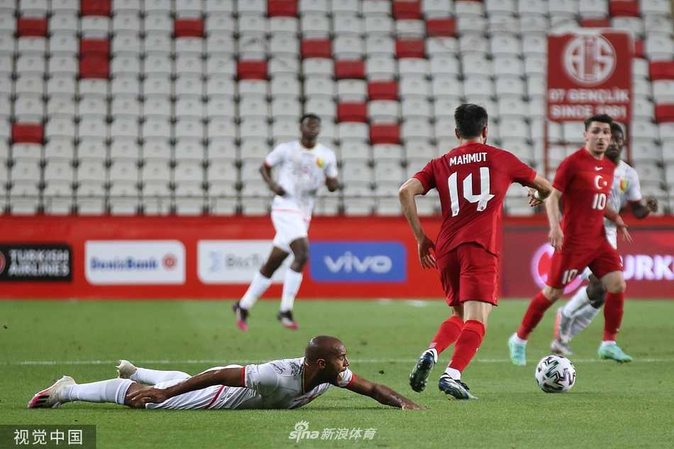 土耳其中场核心在几内亚多人包夹的严密防守下，依然送出一记精妙的传球，瞬间撕裂了对手的防线