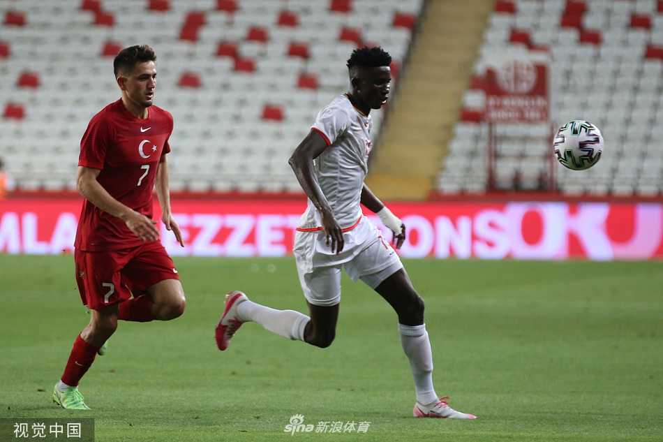 终场哨响，安塔利亚体育场的灯光下，几内亚球员们如释重负地拥抱在一起，庆祝这场来之不易的平局，仿佛赢得了胜利一般