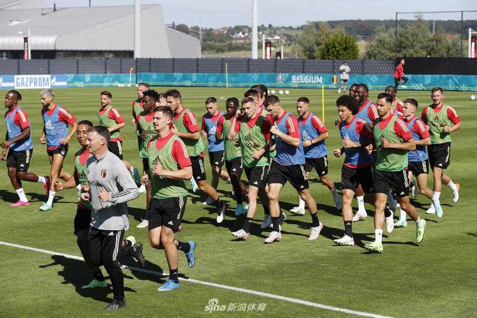 欧洲红魔厉兵秣马 比利时队开启欧洲杯最后冲刺 比利时门将正在教练指导下进行高接低挡的专项训练,神情专注,为镇守龙门做最后准备。