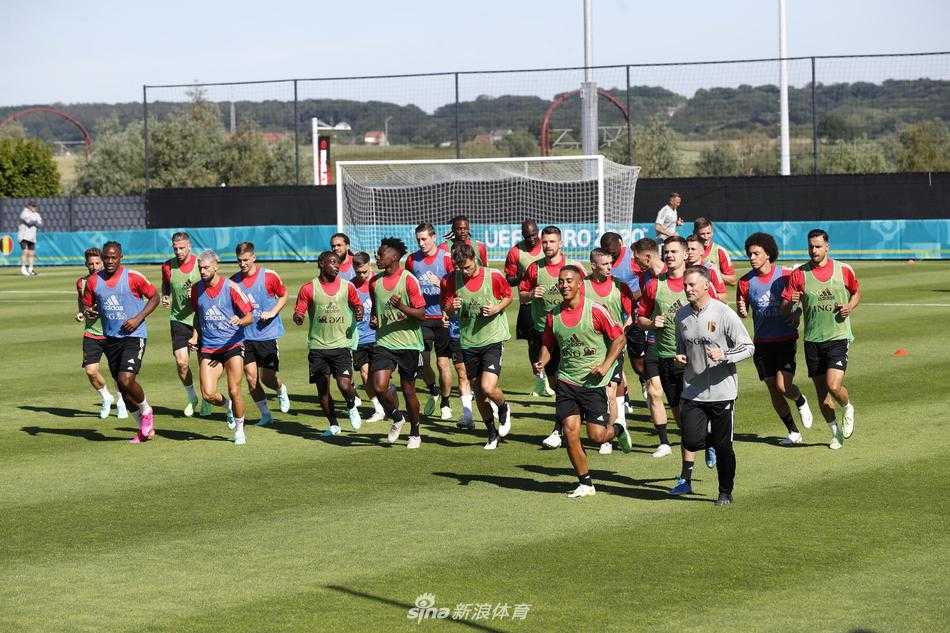 欧洲红魔厉兵秣马 比利时队开启欧洲杯最后冲刺 德布劳内、阿扎尔等核心攻击手正在进行分组对抗,他们脚下的精湛技术和默契配合引来场边阵阵喝彩。