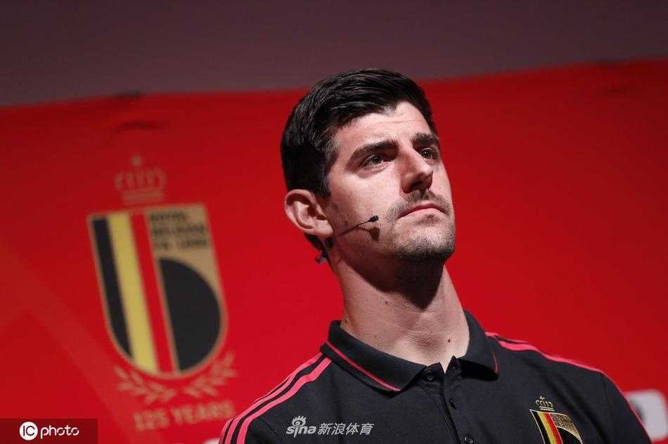 发布会现场，主帅马丁内斯做出一个有力的手势，仿佛正在向媒体描绘明日比赛的制胜蓝图，桌上的麦克风阵列记录下他的每一个战术词汇。