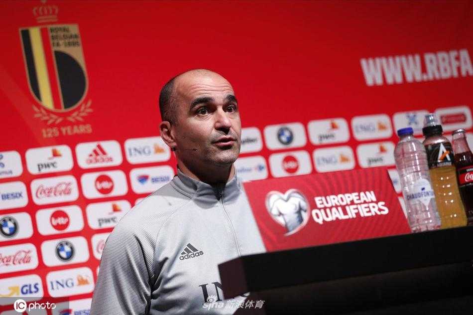 阳光洒在蒂比兹的训练基地发布厅内，比利时主帅马丁内斯眼神深邃，正耐心回答记者提问，身后的国家队队徽在灯光下熠熠生辉。
