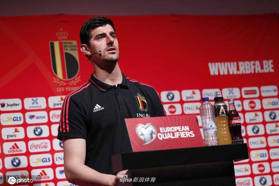 一位比利时核心球员在发布会上露出自信的笑容，他轻松地倚靠在椅背上，仿佛明日的决战不过是一场普通的训练赛。