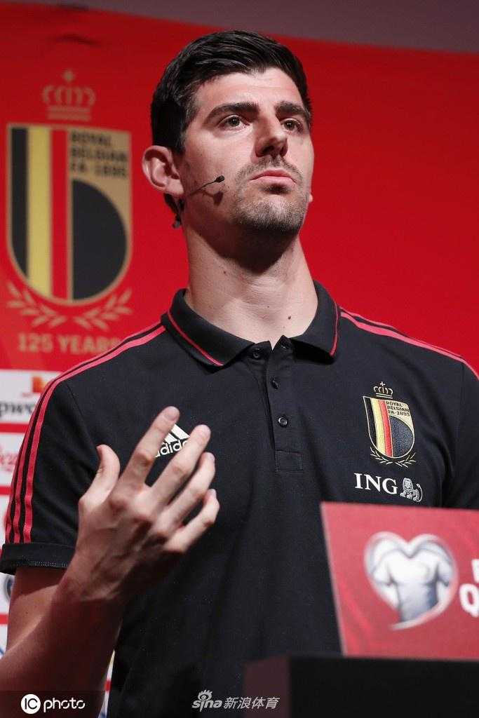 一名记者正低头快速记录，手中的笔仿佛要将主帅的每一句战术部署都刻在笔记本上，他的专注神情是发布会现场最好的注脚。