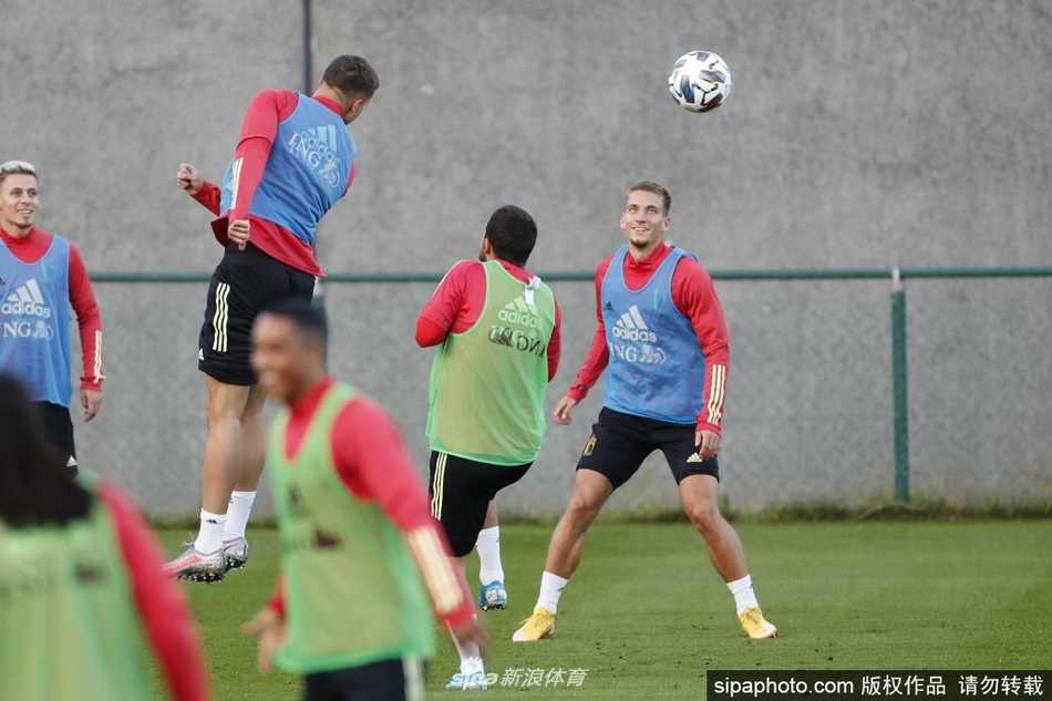 头号门神目光如炬，库尔图瓦在训练中高接低挡，用一次次精准的扑救捍卫着红魔的最后防线，他的存在是球队信心的源泉。