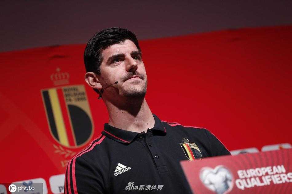 从发布厅侧面看去，一排排摄像机整齐架设，镜头齐齐对准台上的主角，记录下这场世预赛关键战役前的每一个声音。