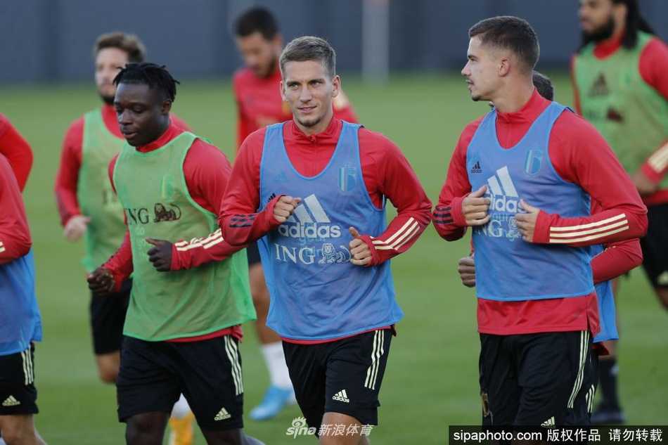 力量与技巧的结合，卢卡库在禁区内倚住防守球员，完成一脚势大力沉的射门。训练中的他全神贯注，如同一位猎手，时刻准备在正式比赛中给对手致命一击。