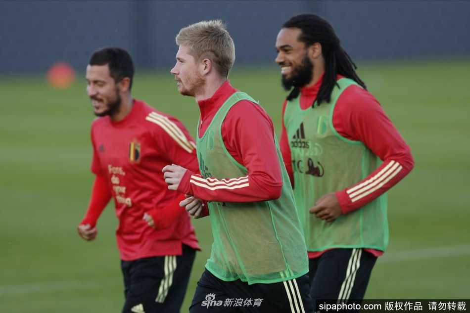 训练间隙的轻松一刻，德布劳内与队友默滕斯有说有笑。这位中场大师刚刚迎来第三个孩子的降生，归队后的他心情愉悦，他的传球视野将是撕开对手防线的致命武器。