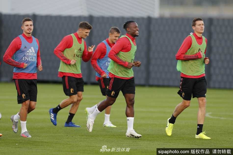 教练组的运筹帷幄，主教练马丁内斯在场边双手比划，向弟子们面授机宜。他的战术板记录着每一处细节，如何让天赋转化为胜势，是他日夜思索的课题。